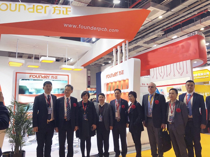 配圖：專家代表前來方正PCB展臺(tái)參觀.jpg